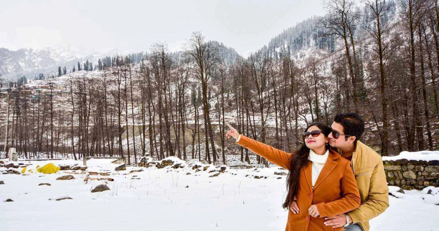 Couple Enjoying in Himachal Snow:
